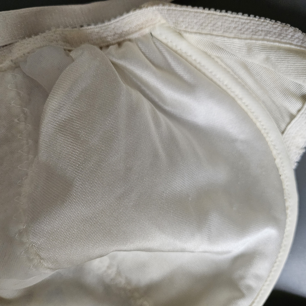 VS Gold Label Vintage Cream Lace Underwire Bra! Like NEW!! - Picture 16 of 16